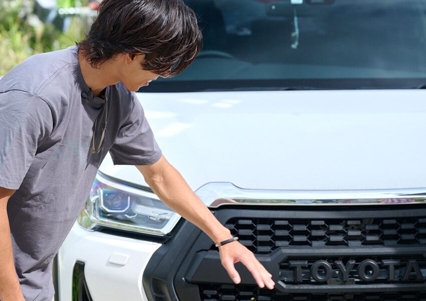 ロゴは旧式の「TOYOTA」で、グリル周りはマットブラックに塗装。カスタムの作業はまだ道半ばだという。