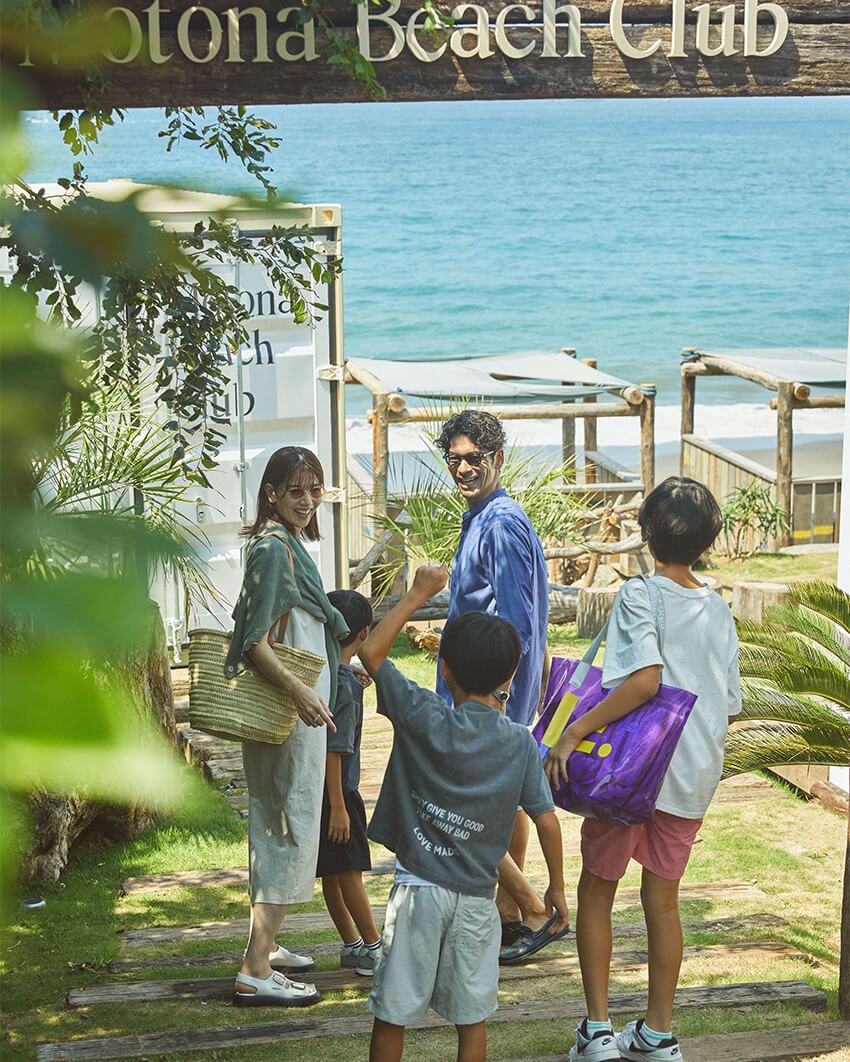 今回久保田ファミリーが訪れたのは、千葉県の内房・元名海岸で話題を集めるプライベートビーチクラブ「Motona Beach Club」。貸し切りに近い美しいビーチを眼下に、ハイクオリティかつ多彩なフード＆ドリンクを楽しめる。都内からのショートトリップ先として、これ以上ないロケーションだ。