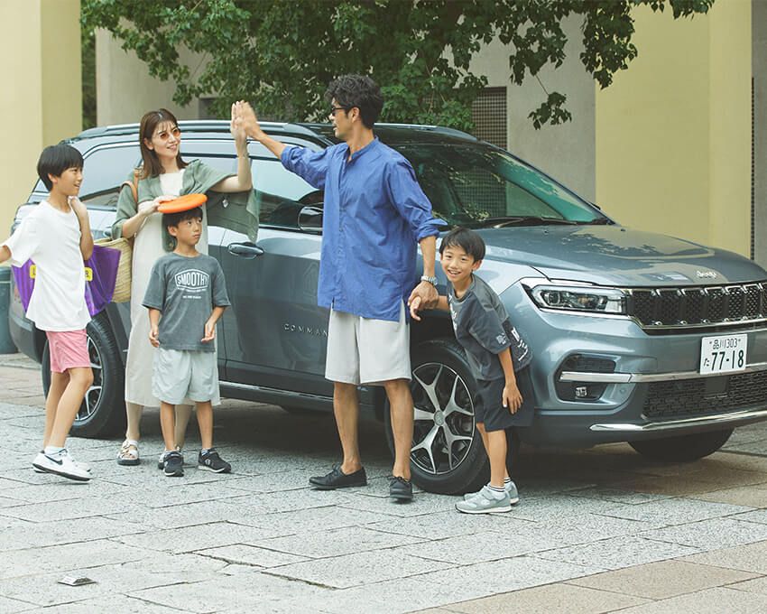 久保田裕之●メンズファッション誌やさまざまなブランドの広告ビジュアルで活躍中。少しゆるくてクセになるダンス動画がバズり中の4人組ユニット「おじフェス」のメンバーとしても人気を集める。奥さまの仁美（ひとみ）さんは女性誌を中心に、また長男の遥斗（はると）くんもキッズモデルとして活動。双子の次男・三男を含め、ファッショナブルかつアクティブな5人ファミリーだ。