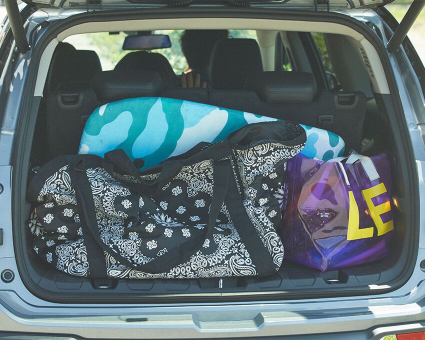 リアはバンパーの下で足を動かすとハンズフリーでオープンするパワーリフト仕様。3列目シートは50:50の分割可倒式で、前に倒すとフラットなカーゴスペースが広がり、遊びで使う道具の積載量がアップ。さらに2列目もフラットに倒せるため、長尺のアイテムを持ち込む際も安心だ。