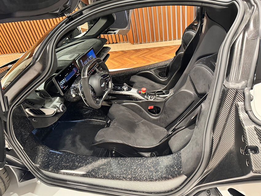 どこを見てもカーボン、カーボン、カーボン……。ステアリングも「新しいプレステですか？」な形状をしています。