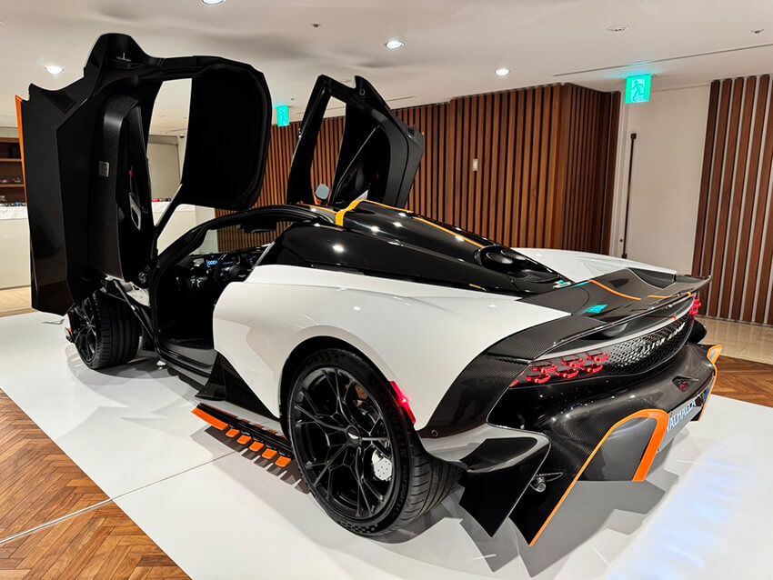 エンジンフードを開けるためには専用工具が必要なため、同社のメカニックにしか開けられません。