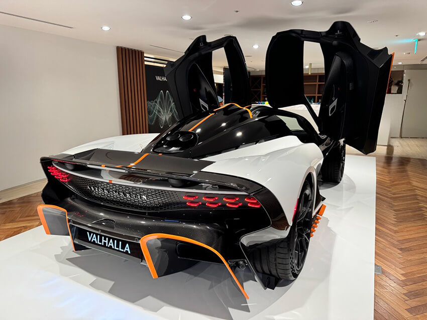 V8ツインターボ＋モーターのハイブリッドシステム。最高出力は1079ps！　0-100km/hは2.5秒で、最高速度は350km/hに制限されています。