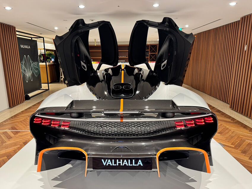 よく見てください。バンパー下の2本のテールパイプの他に、ミッドに積まれたエンジンのところにも２本のテールパイプが、ほぼ上を向いて配置されています。