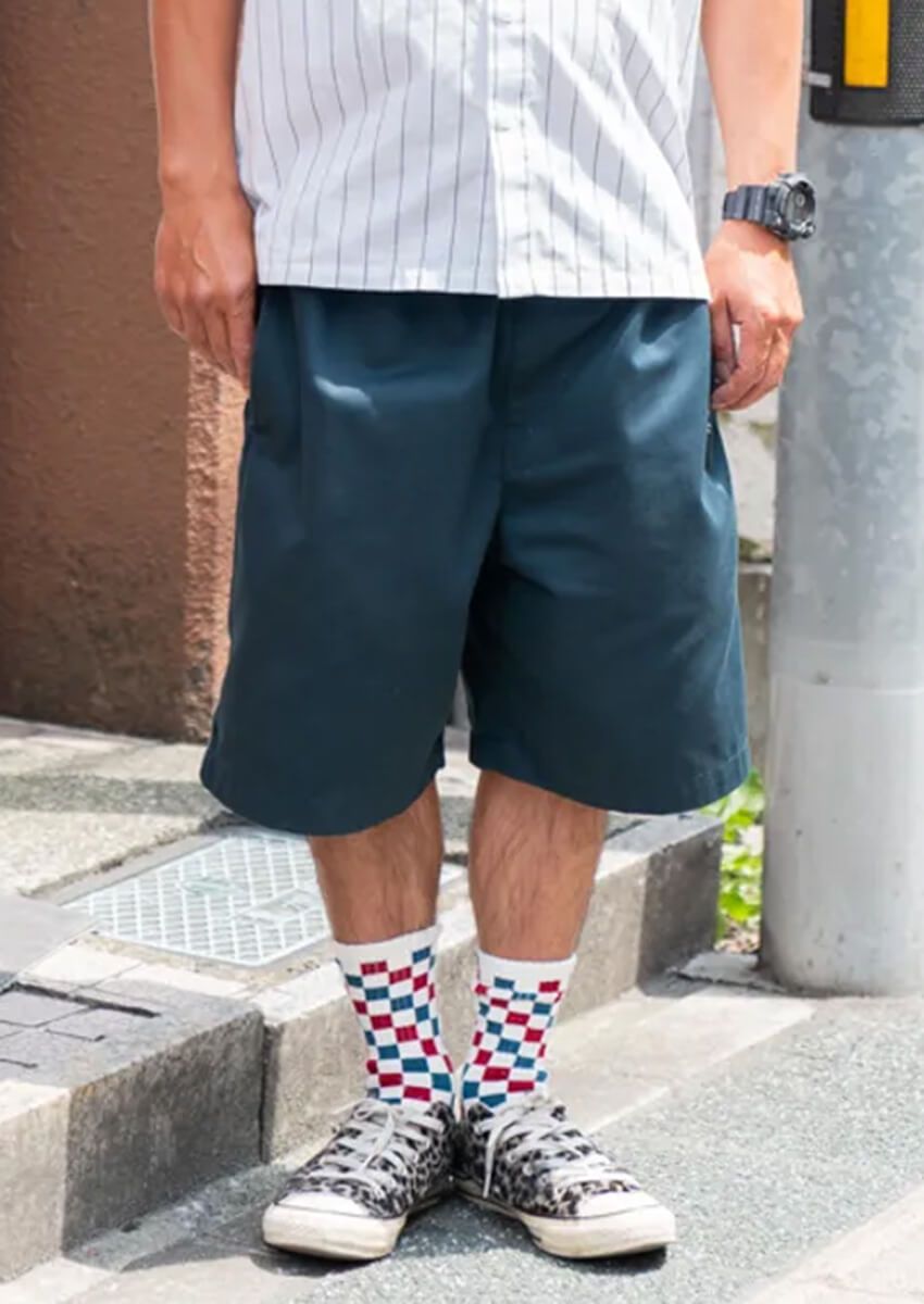 【20〜50代】着こなしが難しい“膝下＆太め”ショーツコーデのお手本！足元とのバランスがキモ - 1枚目の画像