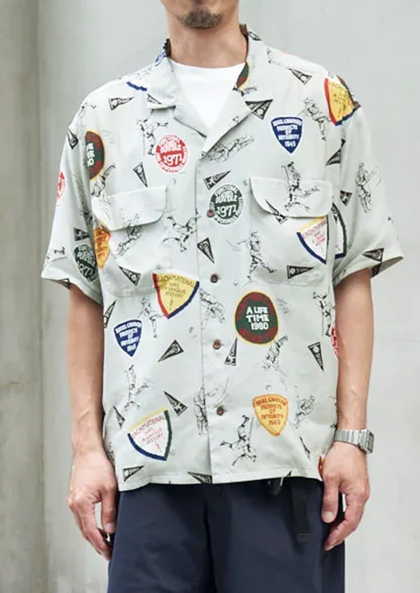 柄シャツ上手たちのパンツは「定番色」だった！街角スナップに見る着こなしの極意 - 1枚目の画像