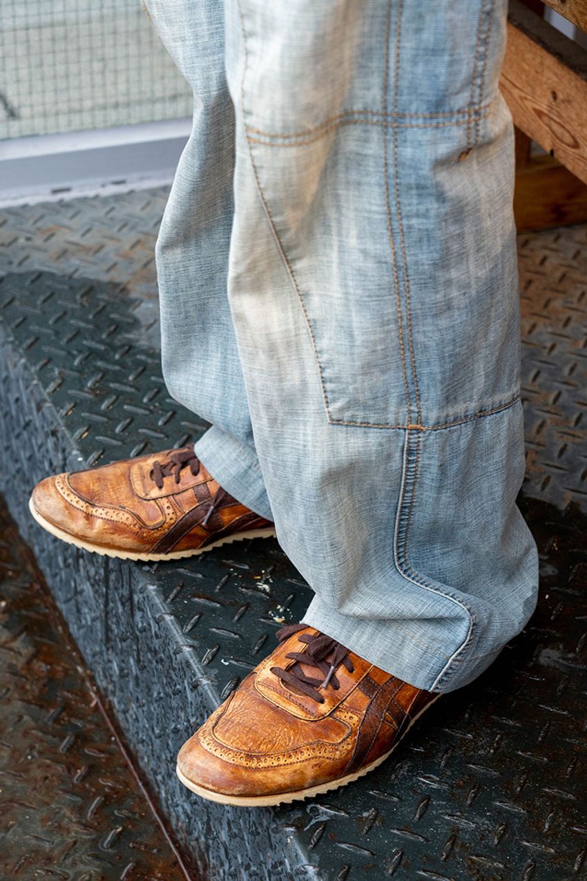 定番一辺倒じゃツマラナイ！“ひとクセ”あるデニムを自然に楽しむ洒落者たちをパパラッチ - 10枚目の画像