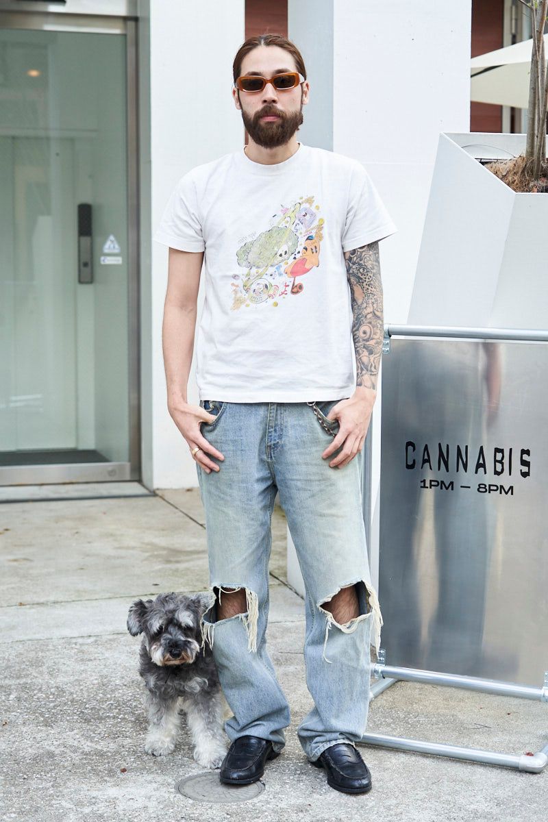 Tシャツ＝サベージ　デニム 、眼鏡＝ともにセカンドレイヤー　シューズ＝カンナビス×ケンフォード　リング＝フォーダブルエージュエリーサプライ　ウォレットチェーン＝アワーレガシー