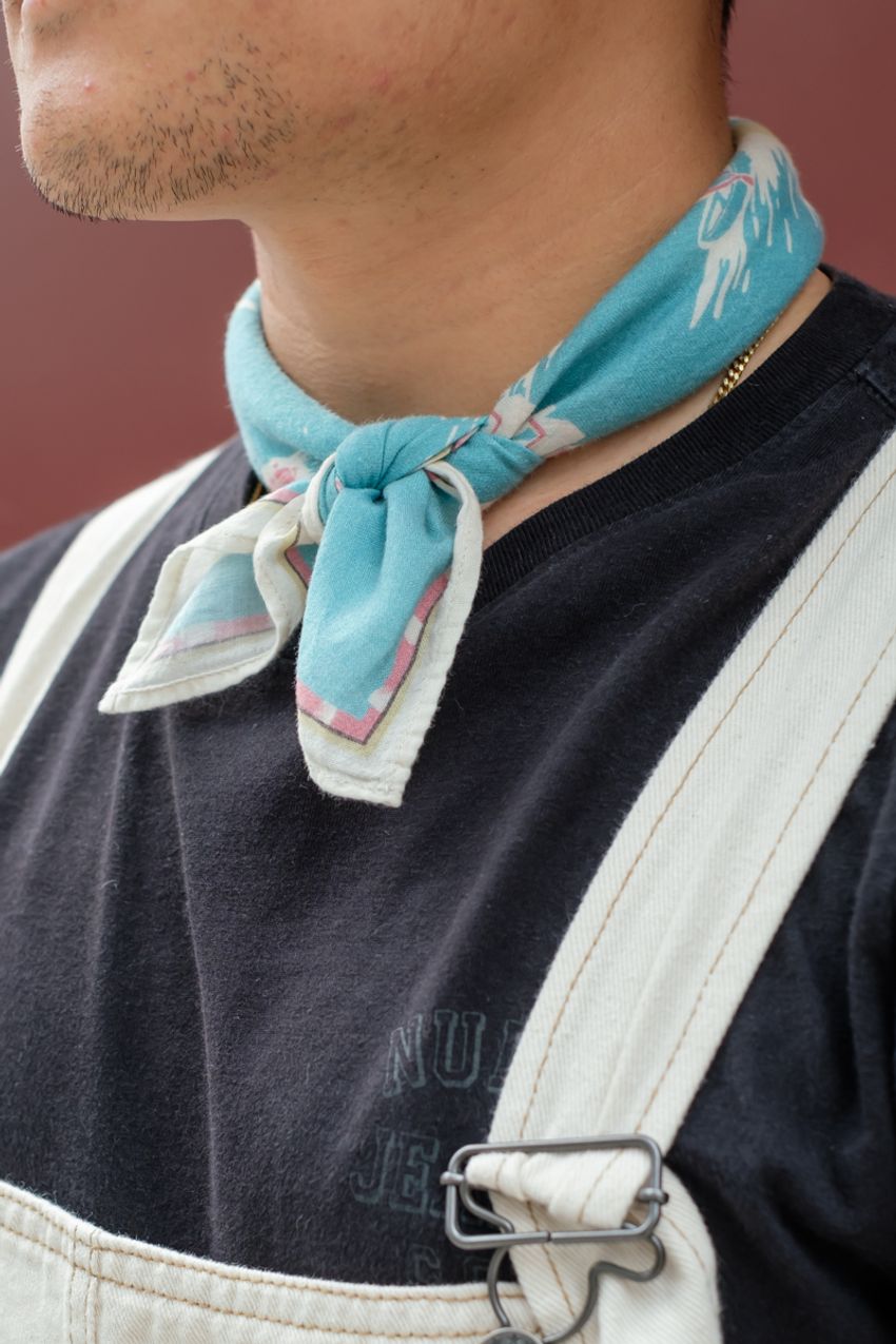 アクセ感覚の“バンダナ術”。カジュアルコーデをさらりと昇華した、街角3人のスナップ集 - 6枚目の画像