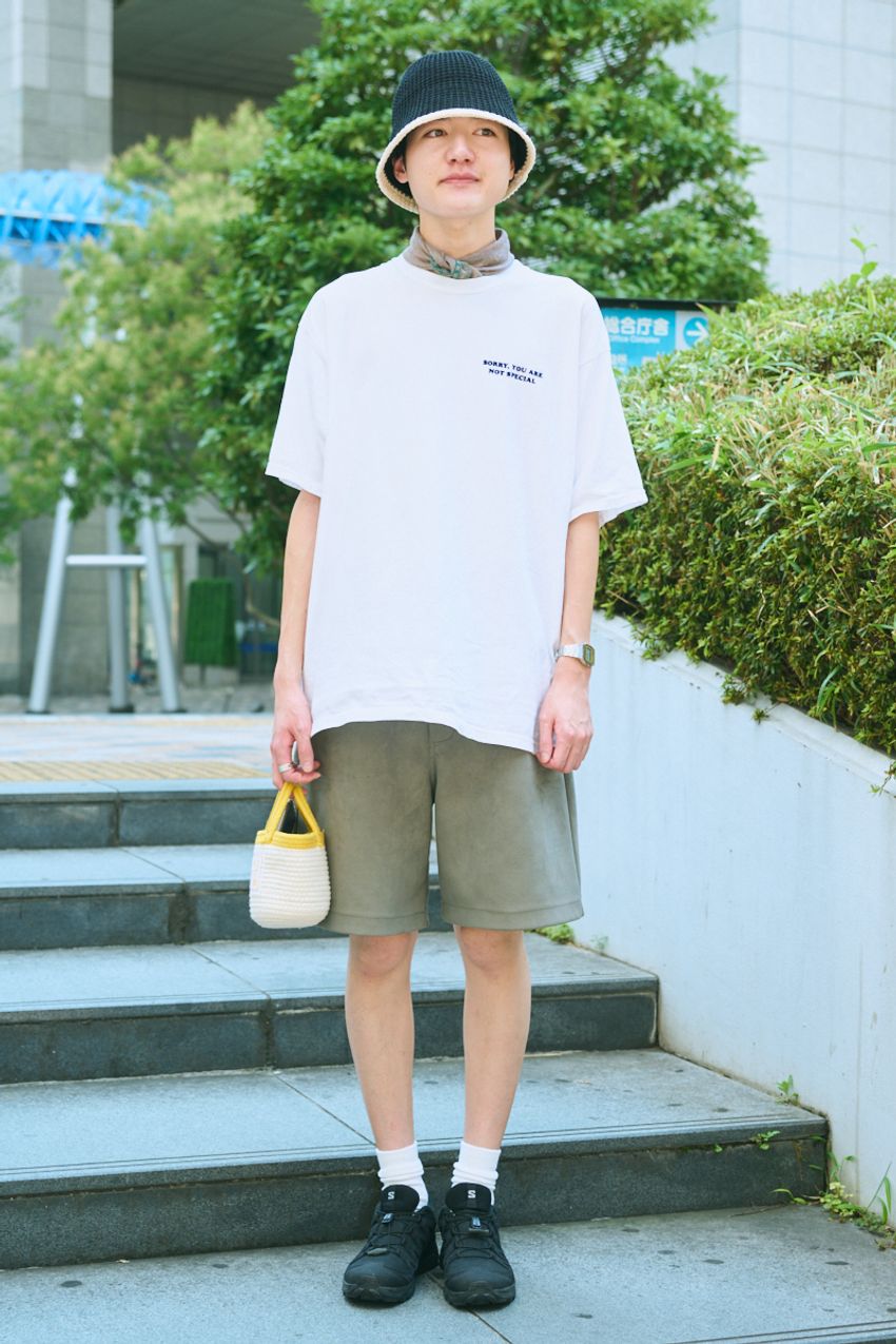 アクセ感覚の“バンダナ術”。カジュアルコーデをさらりと昇華した、街角3人のスナップ集 - 8枚目の画像