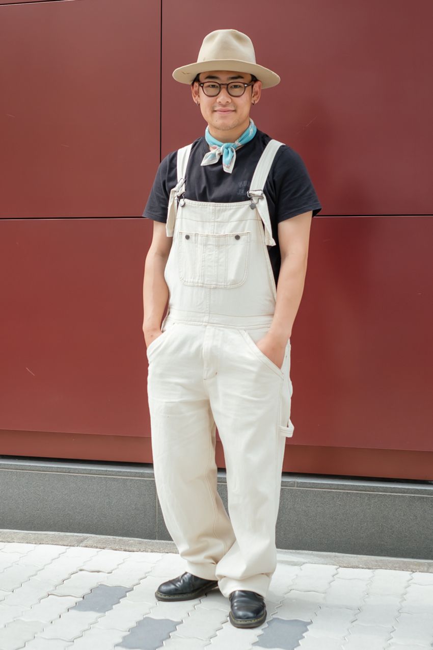 アクセ感覚の“バンダナ術”。カジュアルコーデをさらりと昇華した、街角3人のスナップ集 - 5枚目の画像