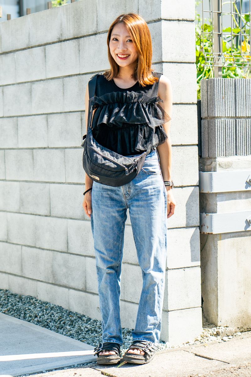 カットソー=コカ デニム=アングリッド シューズードクターマーチン バッグ=ザノースフェイス 腕時計=オメガ