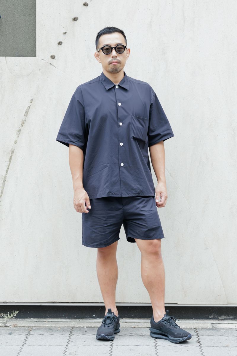 シャツ、パンツ＝ともにエイチビューティーアンドユース　シューズ＝オニツカタイガー　眼鏡＝エナロイド