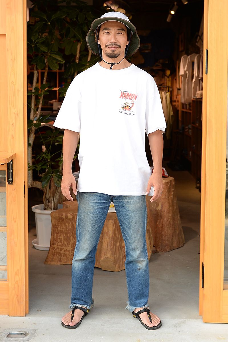 Tシャツ=ビッグジョンソン デニム=リーバイス サンダル=ルナサンダル 帽子=パタゴニア