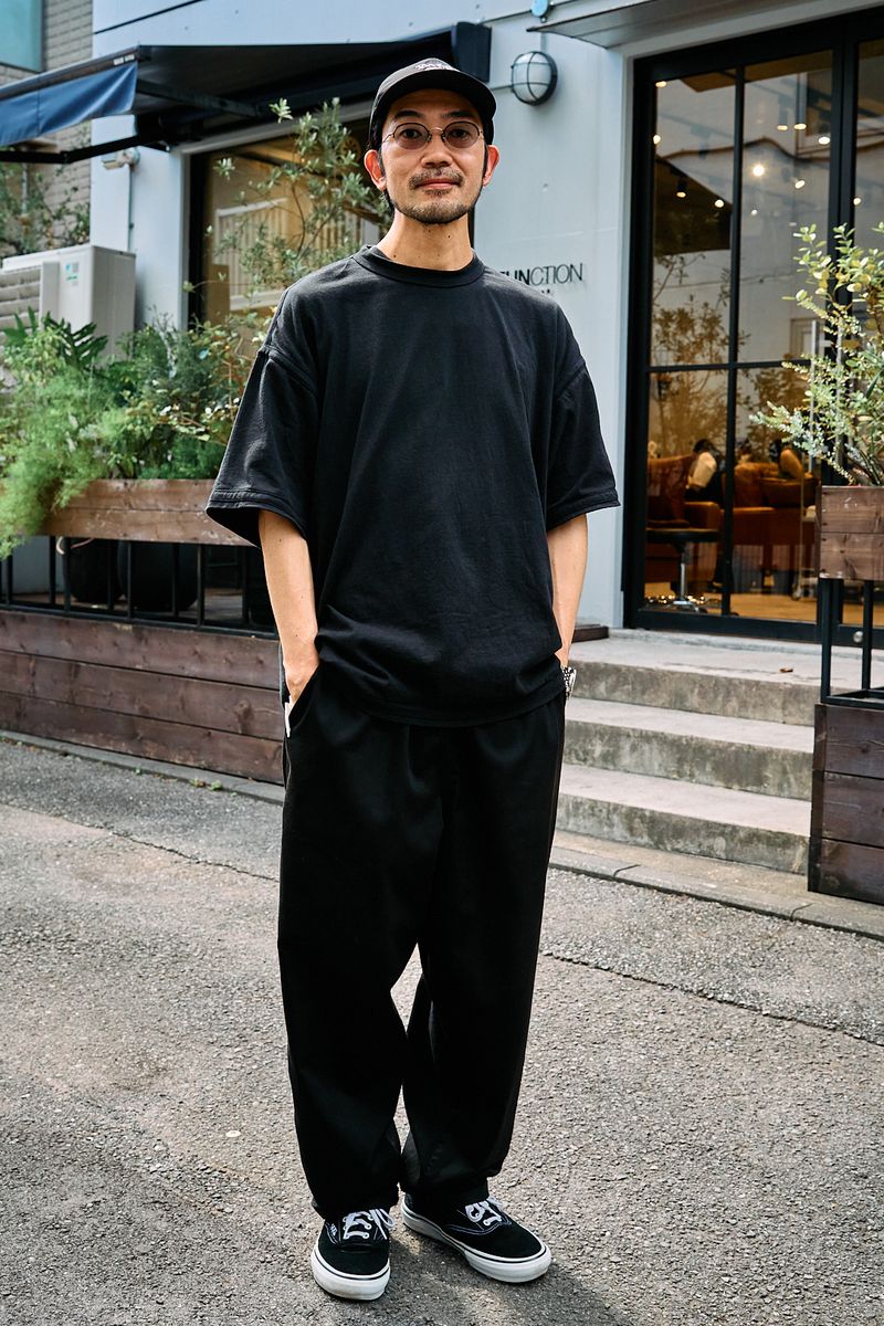 Tシャツ＝不明　パンツ＝フレッシュサービス　シューズ＝ヴァンズ　帽子＝カムズアンドゴーズ　眼鏡＝アイヴァン7285　腕時計＝ブライトリング