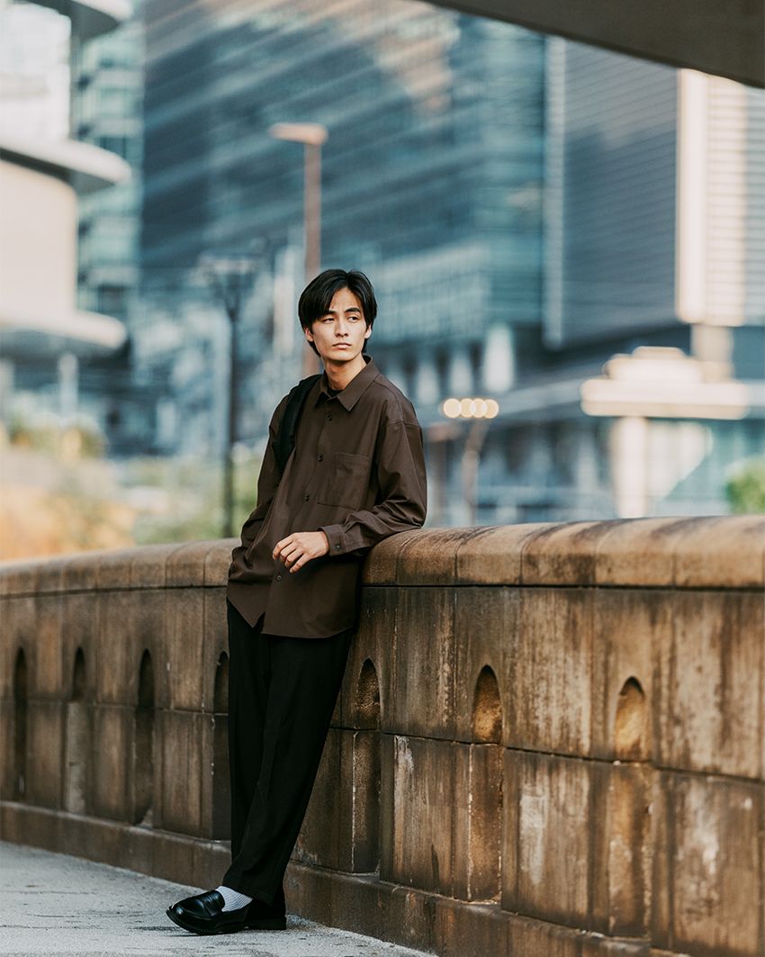 パンツには、色違いとなるブラックの「FREELITCH」を着用。上下の配色を変えることで装いにアクセントをつけつつ、リラックスした着心地を享受できます。