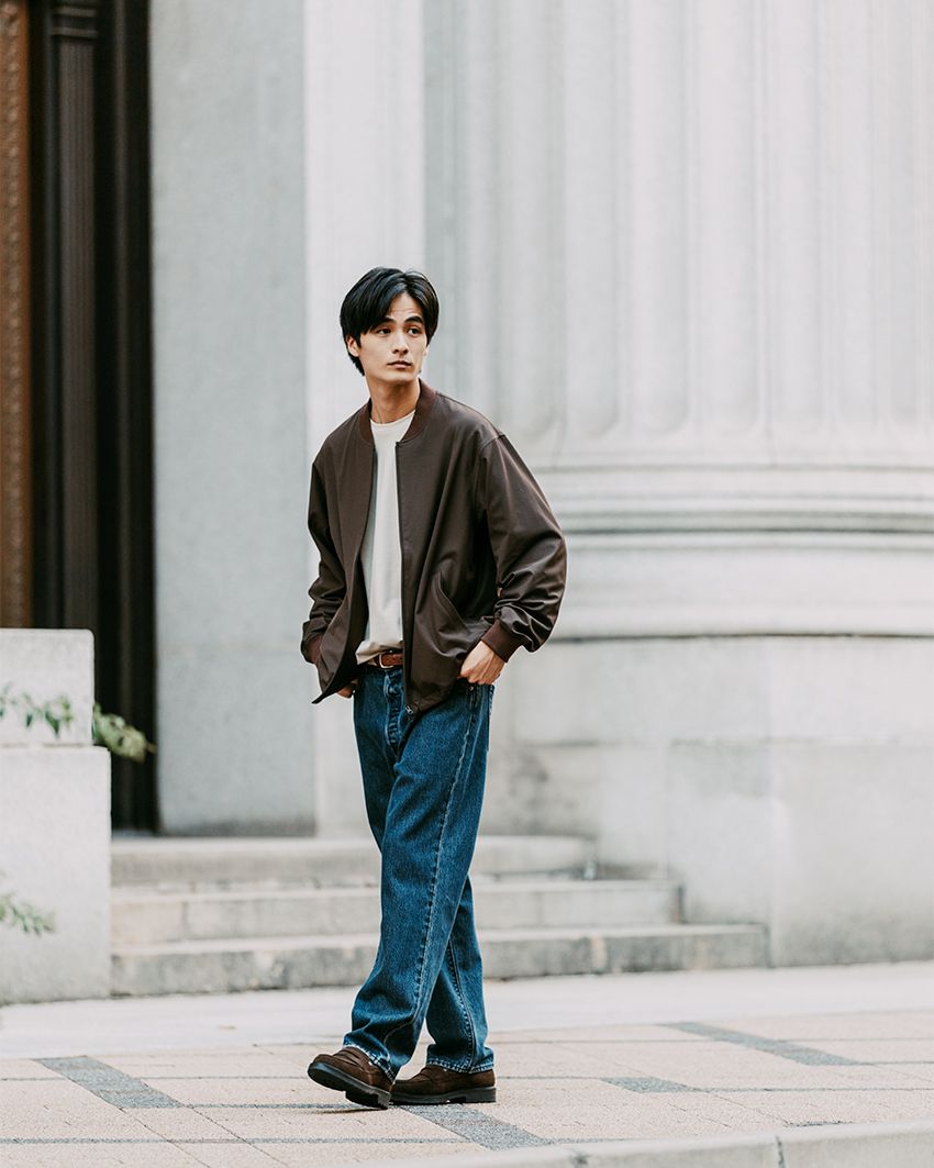 合わせたのは、リーバイス「501」のグリーンレーベル リラクシング別注品。レングスはそのままにウエストサイズを豊富に展開。ここではW36インチをはいて、ちょっとルーズな印象に。スエードローファーとの相性もバッチリ。