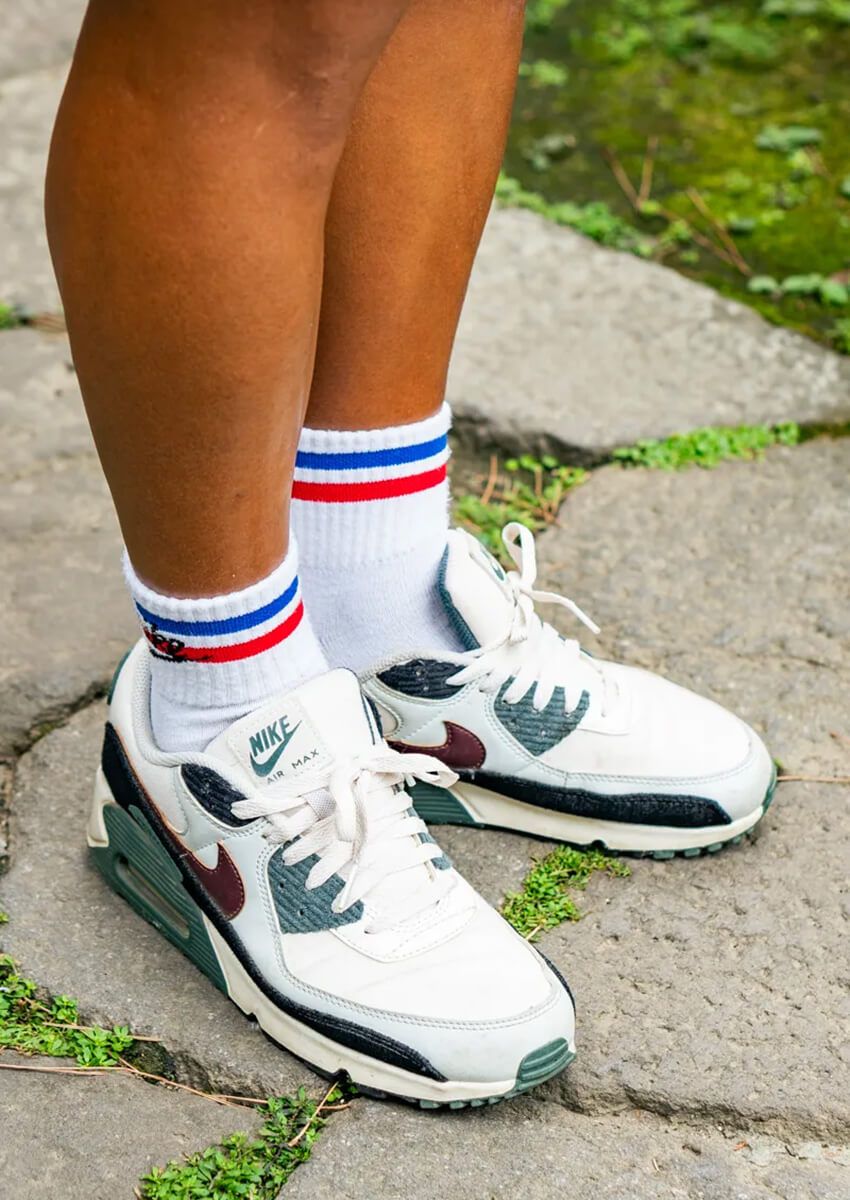 【靴下の新潮流】街で人気爆発のラインソックス。洒落た大人はどう合わせるのが正解？ - 1枚目の画像