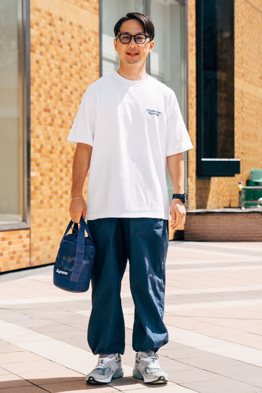 Tシャツ×ワイドパンツの“ゆるずる”コーデはこう着こなす！ 街のリアルコーデで正解例を解説 - 5枚目の画像