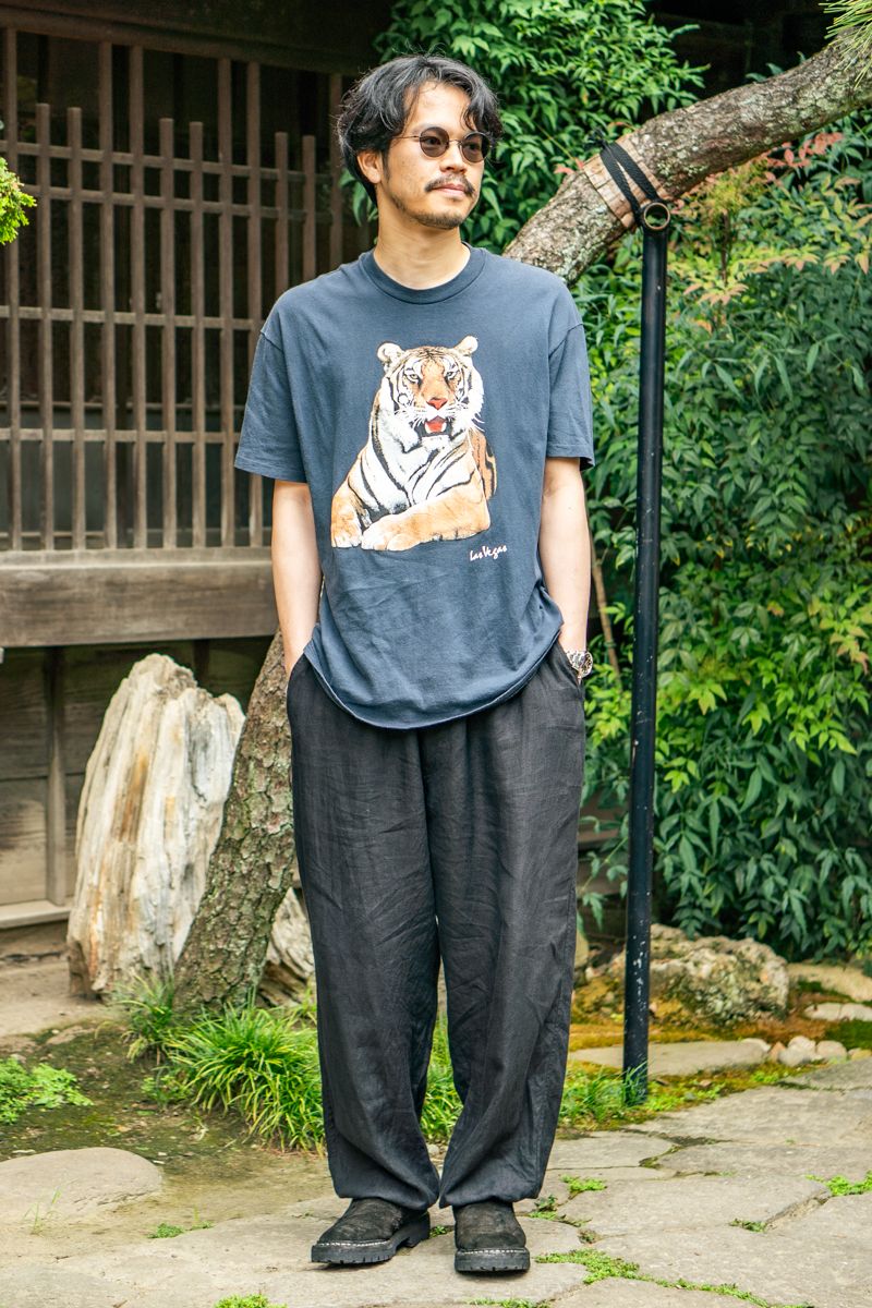 Tシャツ=古着 パンツ=コモリ シューズ=グイディ 眼鏡=テンアイヴァン 腕時計=グランドセイコー
