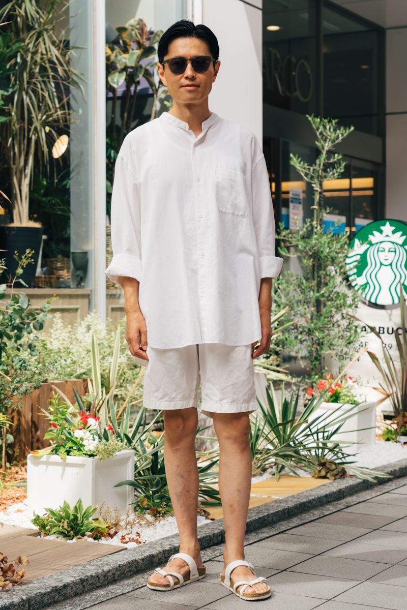 シャツ、パンツ＝ともにトゥモローランド　シューズ＝ビルケンシュトック　眼鏡＝ブラン