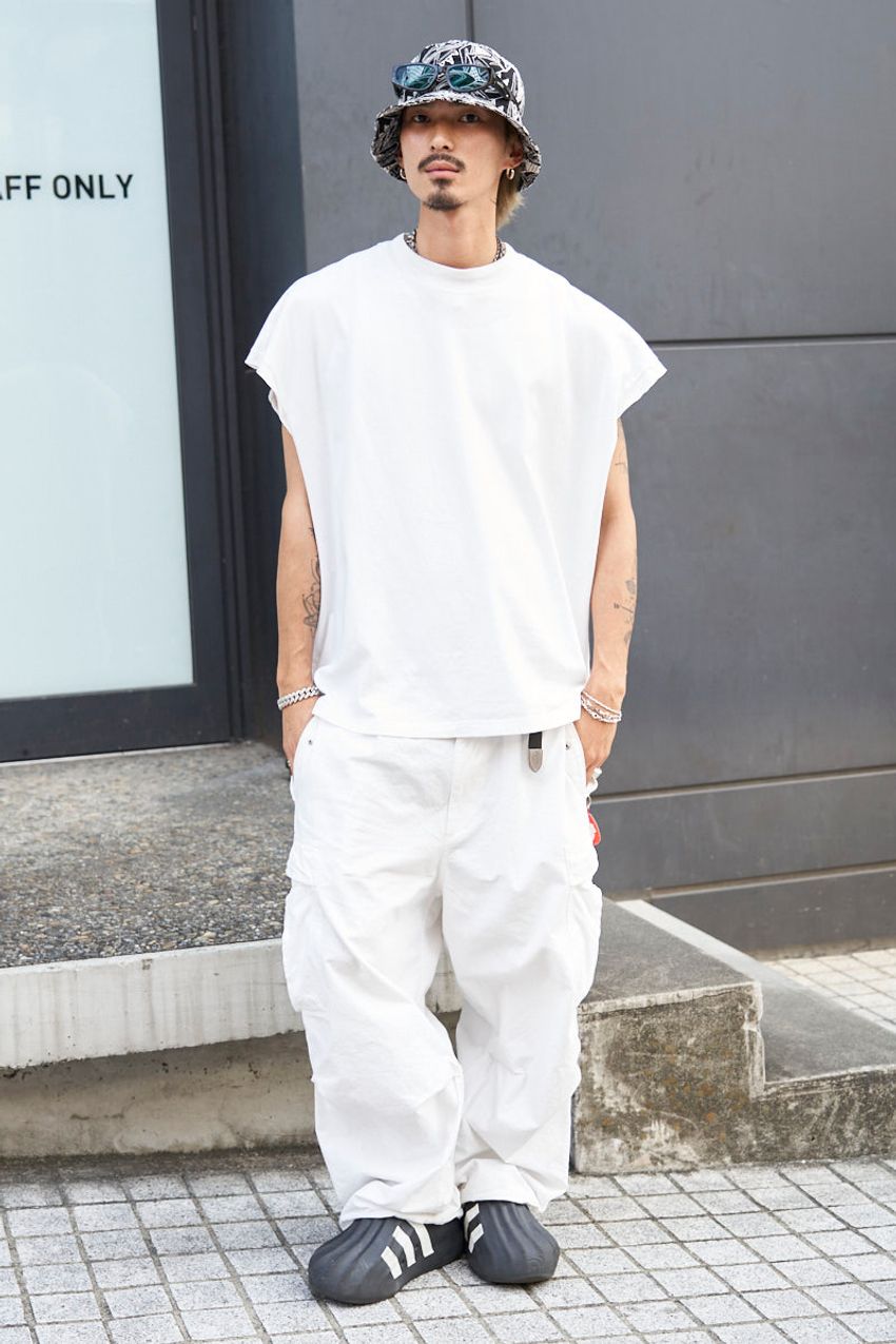 “武骨に着こなす白コーデ”と“キレイに着こなす黒コーデ”。2人のスナップで徹底解説！ - 1枚目の画像