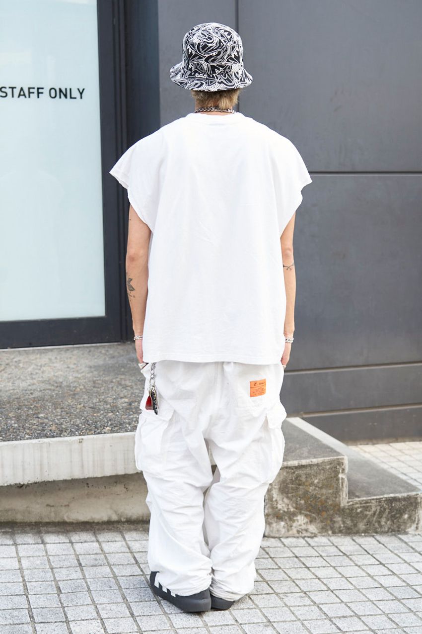 “武骨に着こなす白コーデ”と“キレイに着こなす黒コーデ”。2人のスナップで徹底解説！ - 2枚目の画像