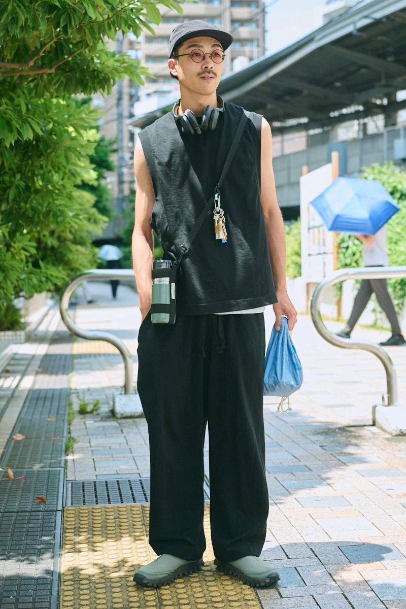 カットソー、パンツ＝ともにマーカ　シューズ＝サロモン　帽子＝ザエイチダブリュードッグアンドコー　眼鏡＝オリバーピープルズ　バッグ＝ビームス