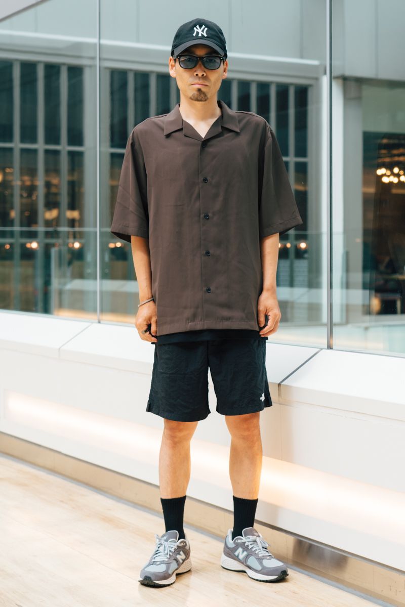 シャツ、カットソー＝ジーユー　パンツ＝ザノースフェイス　シューズ＝ニューバランス　帽子＝不明　眼鏡＝レイバン　バングル、リング2＝ともにハマ　リング＝グッチ  