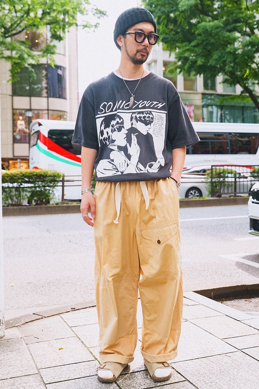 人気のバンドTをさらっと着こなした3名。あえてキレイめに合わせるのが正解だった！ - 2枚目の画像