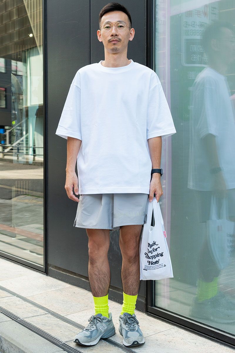 Tシャツ=ユニクロ ショーツ、スニーカー=ともにニューバランス 靴下=コンビニエンスウェア 眼鏡=ハフマンスアンドノイマイスター 腕時計=アップル