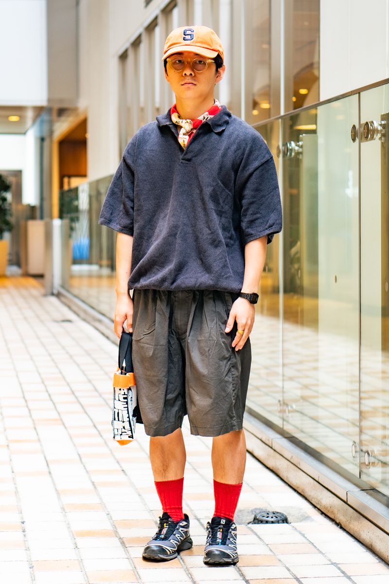 ポロシャツ、バッグ、スカーフ=すべて不明 パンツ=グラフペーパー シューズ=サロモン 帽子=古着 眼鏡=ギュパール 腕時計=カシオ リング=ビューティアンドユースユナイテッドアローズ