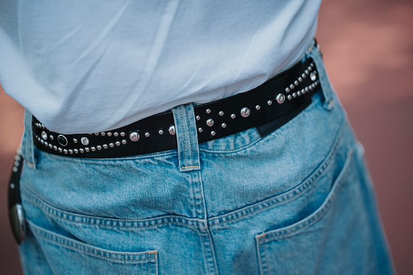  この日も、その言葉を体現するスタイル。グラフィックTにチェックシャツを重ね、ワイドデニムをレザーベルトで締めた着こなしは、ラフでありながら計算されたバランスだ。