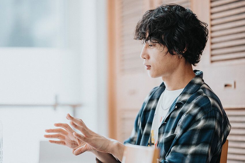 「流行より今の自分に似合うかどうか」go!go!vanillas牧 達弥さんを中目黒でパパラッチ！ - 12枚目の画像