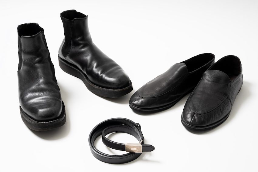 (右から)「オーラリー」のブーツ/菊池さん 私物、ベルト3万6300円、ローファー8万5800円/共にオーラリー(オーラリー 03-6427-7141)