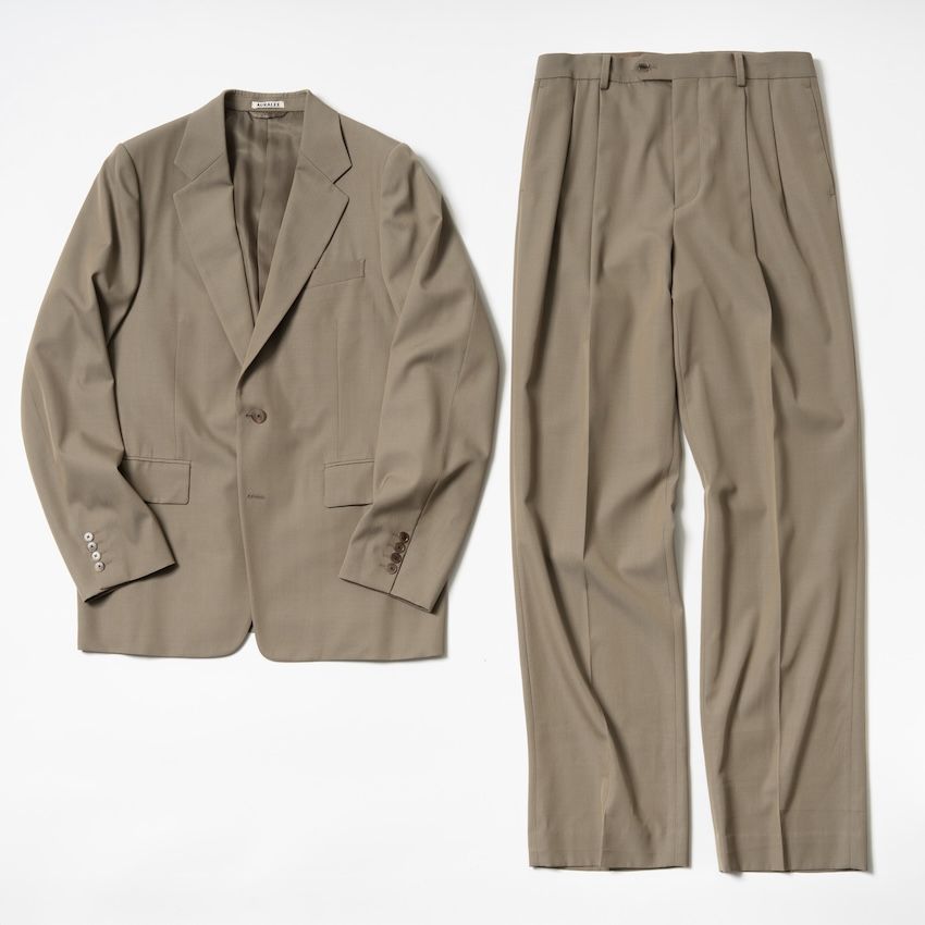 （左から）ジャケット8万8000円、スラックス4万9500円／共にオーラリー（オーラリー　03-6427-7141）