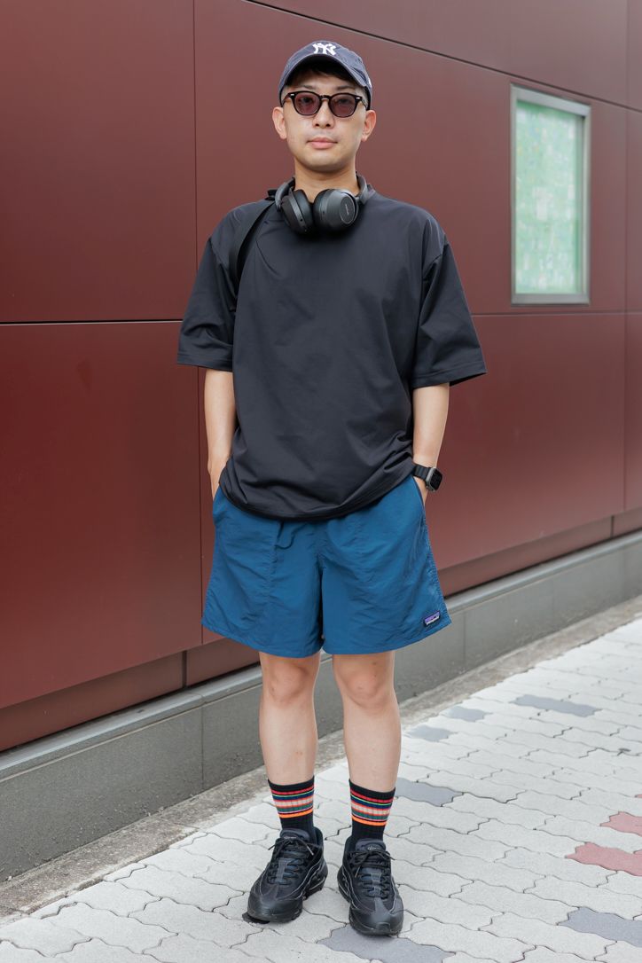 Tシャツ＝ユナイテッドアローズ　パンツ＝パタゴニア　シューズ＝ナイキ　帽子＝ニューエラ　眼鏡＝無印良品　バッグ＝アークテリクス　腕時計＝アップル　靴下＝コンビニエンスウェア×フジロックフェスティバル