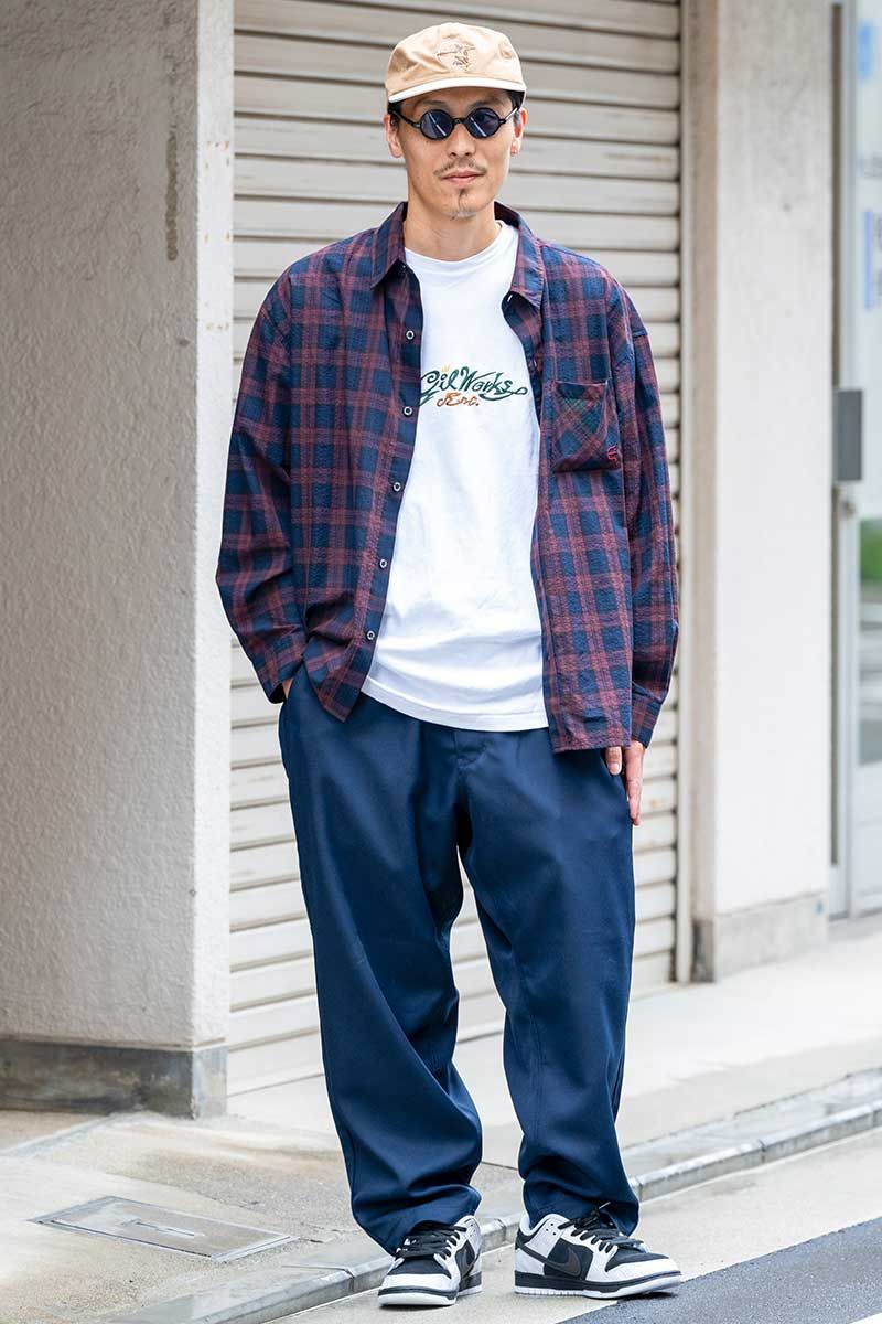 シャツ、パンツ、キャップ=すべてエビセンスケートボード Tシャツ=オイルワークス スニーカー=ナイキ サングラス=ポータークラシック