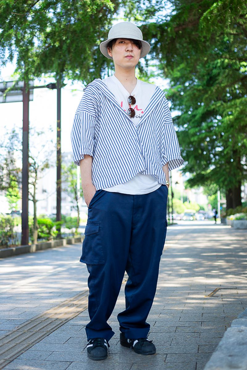 パンツ、腕時計=ともに不明 Tシャツ=ノーブランド シャツ=エビセンスケートボード シューズ=アディダス 帽子=ボルサリーノ