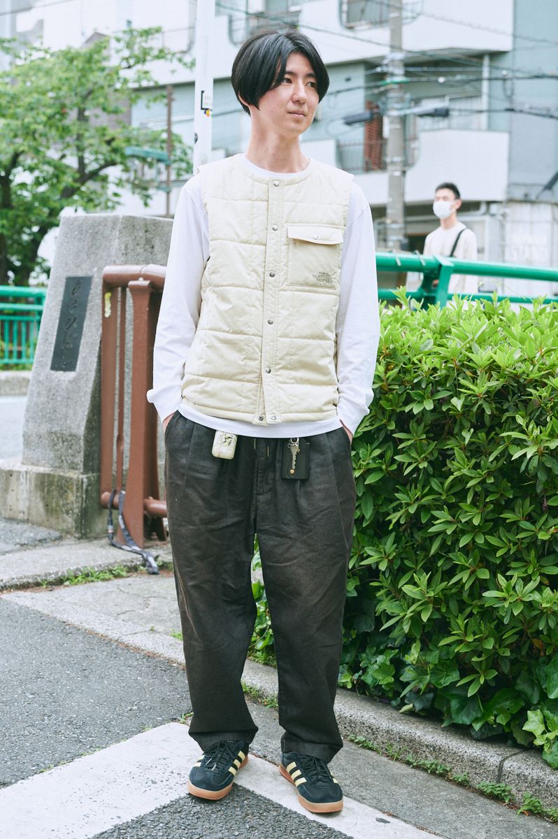 ベスト=ザノースフェイス Tシャツ=ユニクロ パンツ=エビセンスケートボード シューズ=アディダス アクセサリー=イルビゾンテ