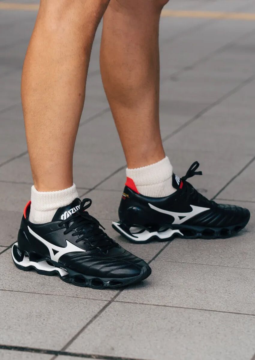 シューズは「ミズノ」を愛用！お洒落な人が注目してる“黒スニ”をスナップで紹介 - 1枚目の画像