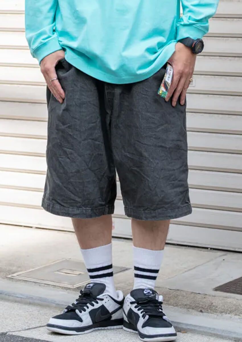 ショーツは“長め丈”が初秋のスタンダード！好バランスに装った3人の短パンコーデ - 1枚目の画像