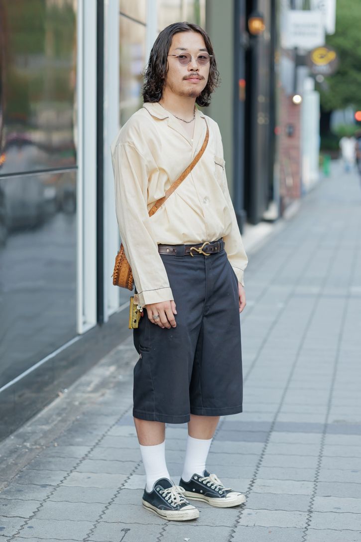 シャツ、バッグ＝ともに古着