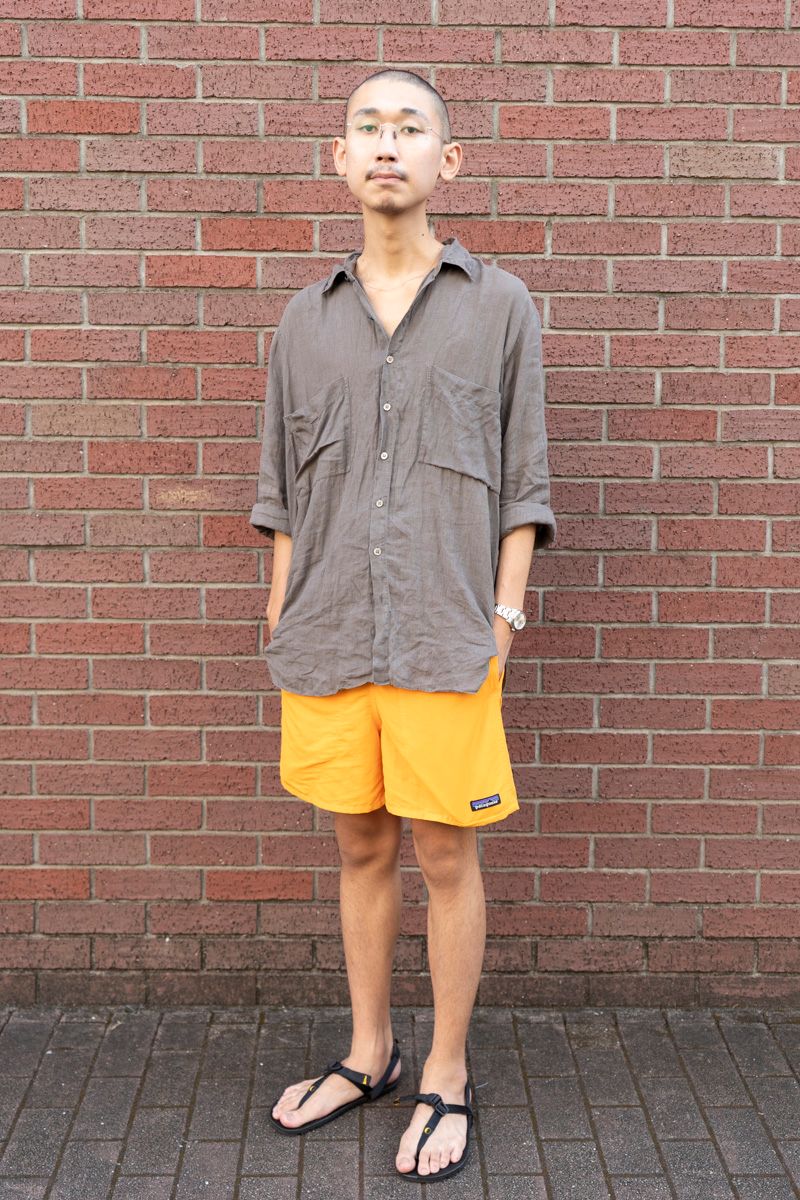 シャツ=ギャルリーヴィー パンツ=パタゴニア シューズ=ルナサンダル 眼鏡=アイヴァン 腕時計=ロレックス ネックレス=ティファニー バングル、リング=ともにクロムハーツ