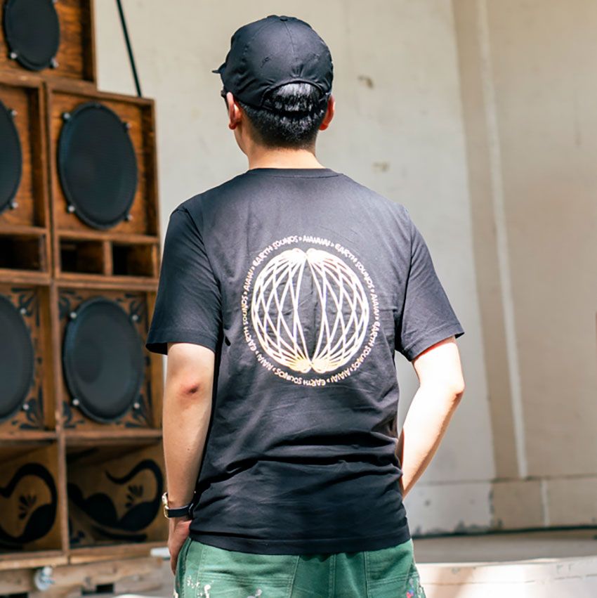 Tシャツは「左胸にワンポイント、背中にドンッ！」が今っぽい。その好例をスナップで！ - 1枚目の画像