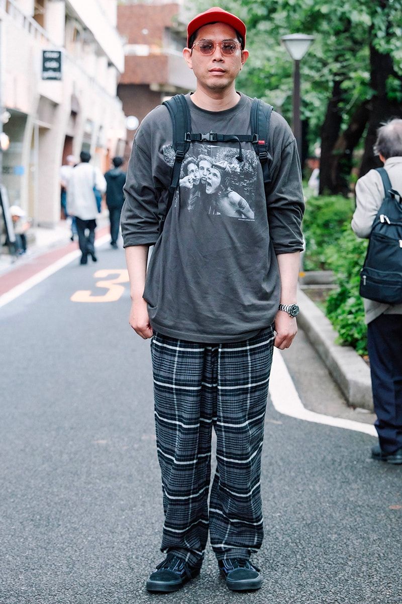 カットソー、帽子＝ともに古着