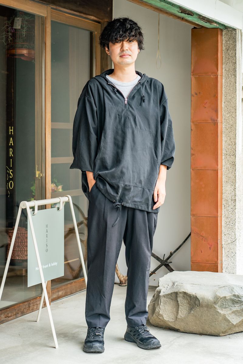 シャツ、カットソー＝ともに古着