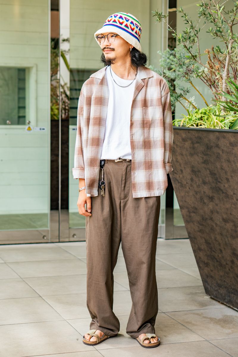 シャツ、パンツ＝ともにジャーナルスタンダードレリューム　Tシャツ＝ジャーナルスタンダードレリューム×ヘインズ　シューズ＝ジャーナルスタンダードレリューム×ビルケンシュトック　帽子＝エルマール　眼鏡＝オンデーズ　ピアス＝トゥモローランド　ネックレス、バングル＝ともにヴィンテージ　ブレスレット、リング＝ともに不明