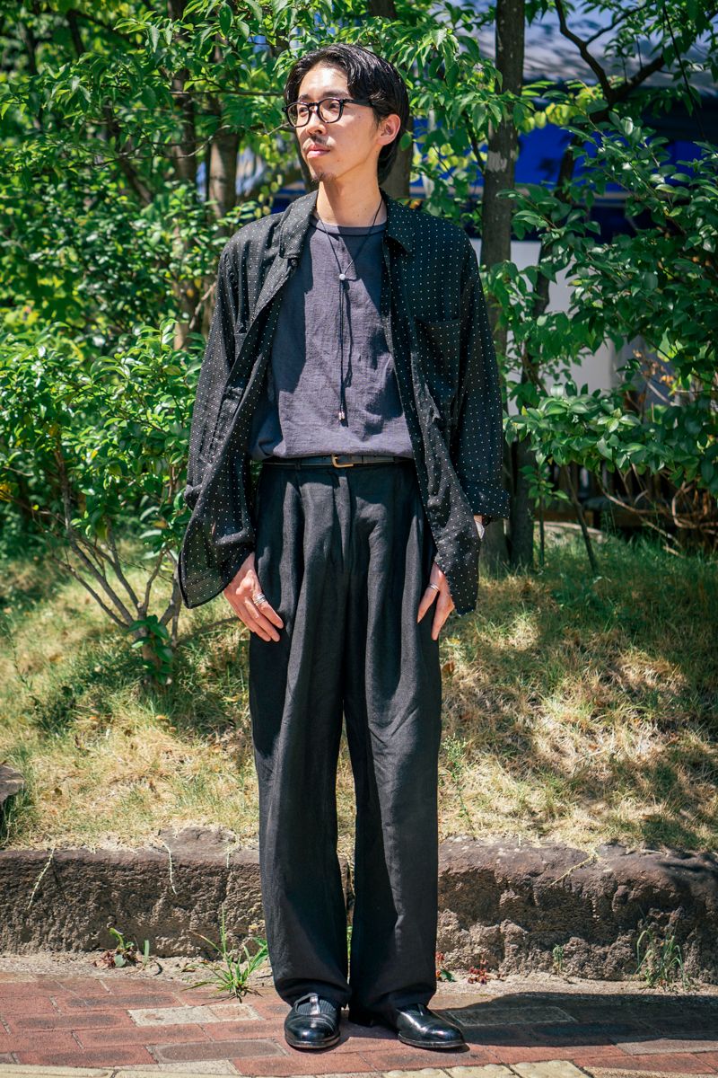 シャツ=ブラームス Tシャツ=バトナー パンツ=古着 シューズ=フォルメ 眼鏡=ギュパール 腕時計=ヴァーグウォッチカンパニー ネックレス、バングル=ともにガーデンオブエデン リング=ティファニー