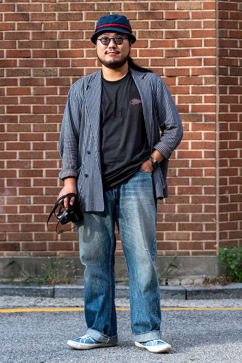 ジャケット=コロニークロージング Tシャツ=オロウ デニム=フルカウント スニーカー=ブルーブルー 腕時計=アップル サングラス=テオ ハット=S.V.C